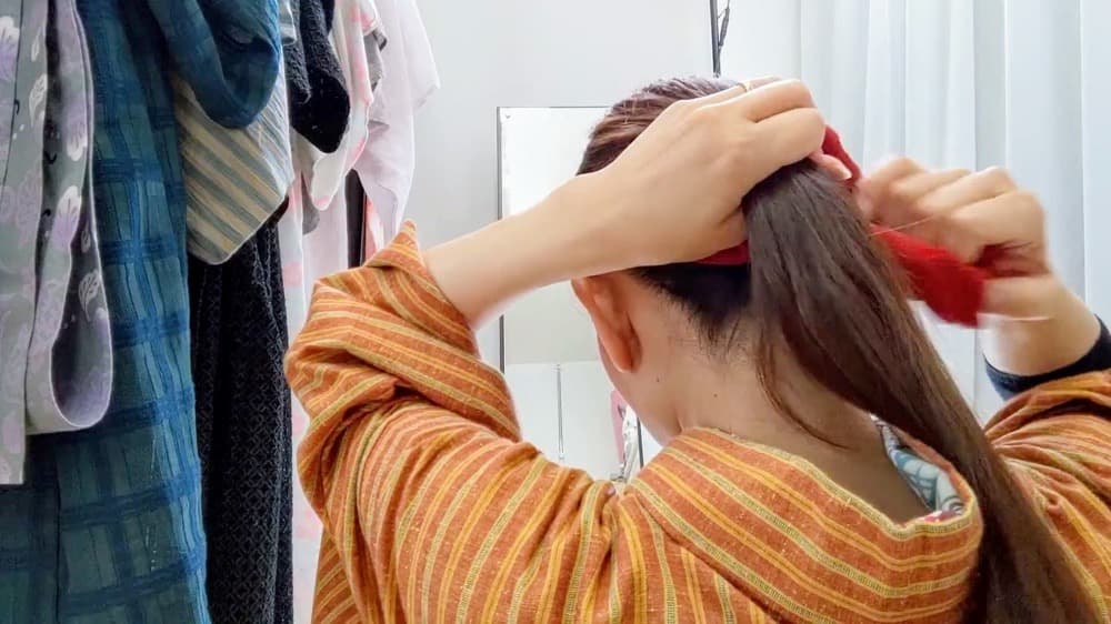 かんざしを使ってシュシュ、ゴムなどでの髪結いの仕方。いつもの髪結い方法です。