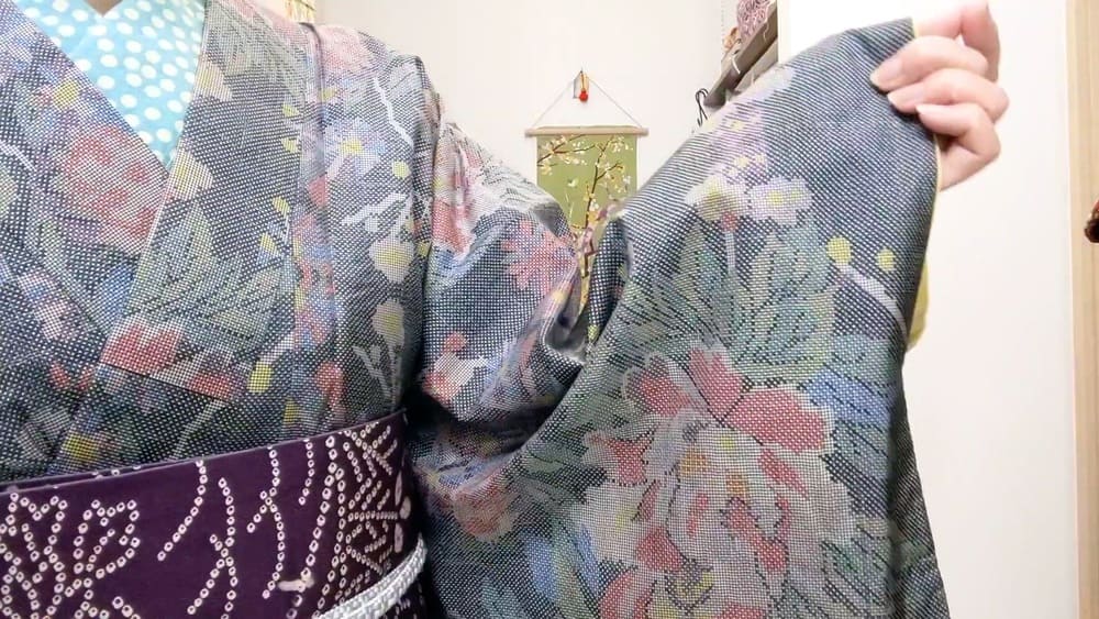 冬の景色に映える、花いっぱいの大島紬🌸 冬の景色に映える、花いっぱいの大島紬🌸