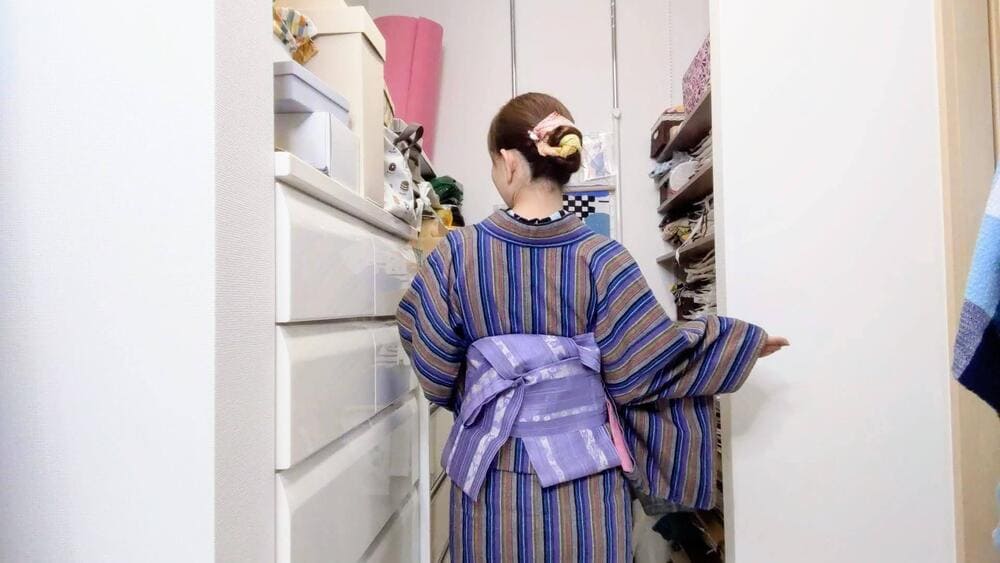 暑さ続きにうんざり。少しでも着心地に変化を求めて、帯締めなしにしました。