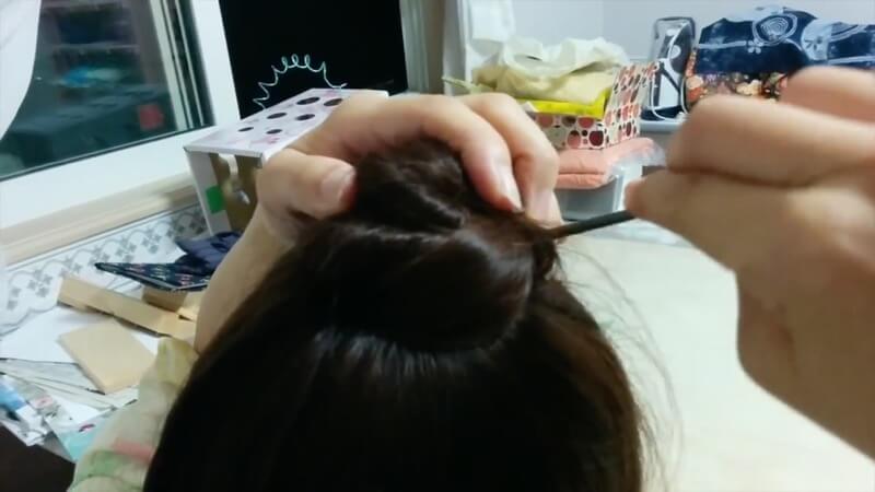 ポニーテールに結んでクルッと巻いて、巻始めの髪で巻き終わりの髪を包むようにお団子を作って、ゴムより上を通るようにカンザシを挿したら完成です。